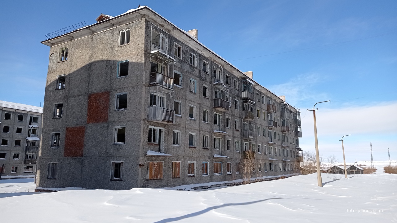 нежилой многоквартирный дом в заброшенном посёлке Советский в Воркуте.