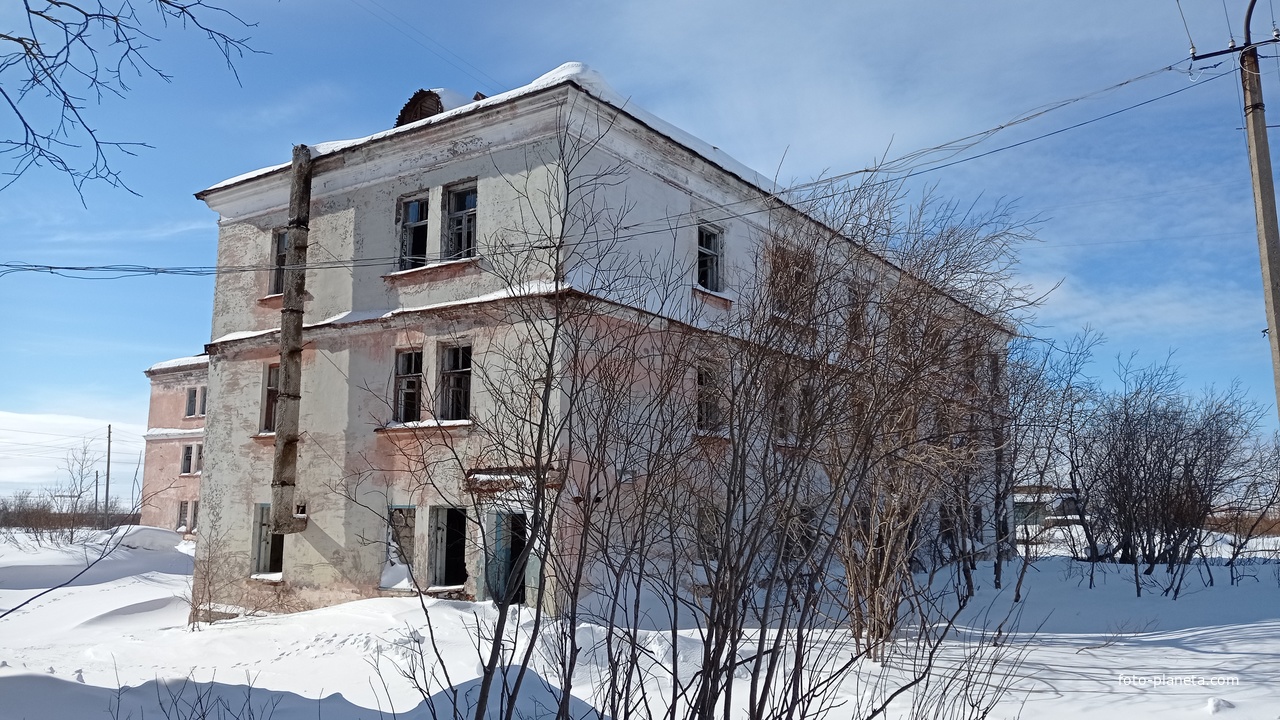 нежилой многоквартирный дом в заброшенном посёлке Советский в Воркуте.