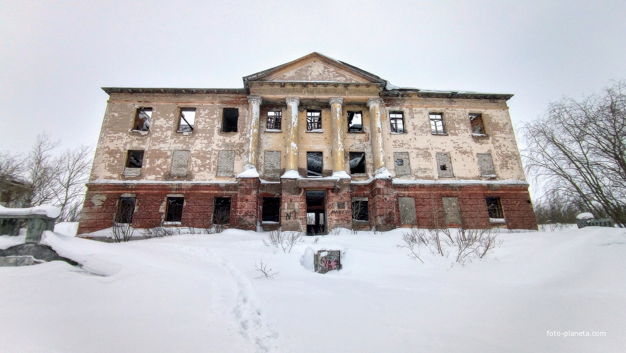 здание Воркутинской геофизической экспедиции в бывшем жилом микрорайоне Рудник в Воркуте.