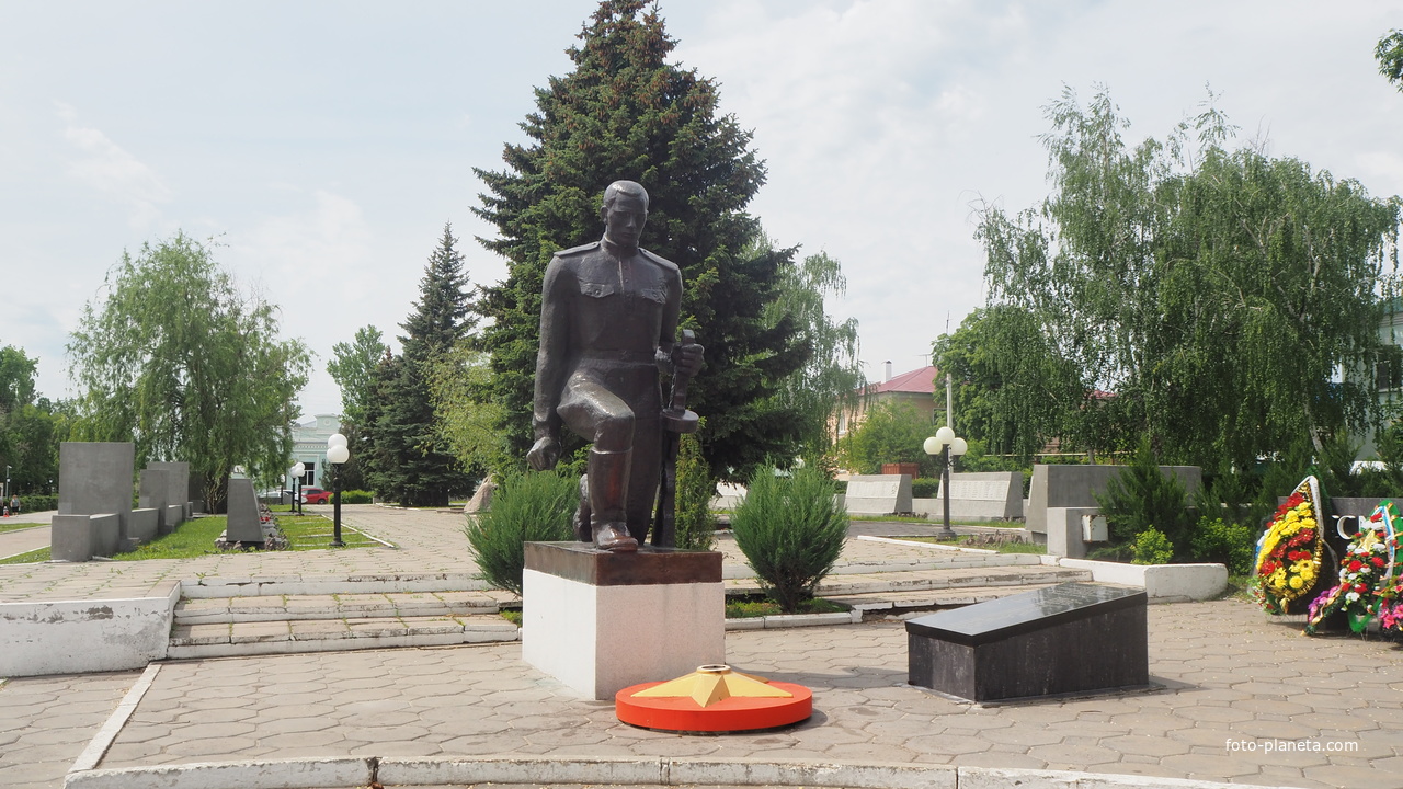 Памятник советскому солдату в Центральном парке Павловска