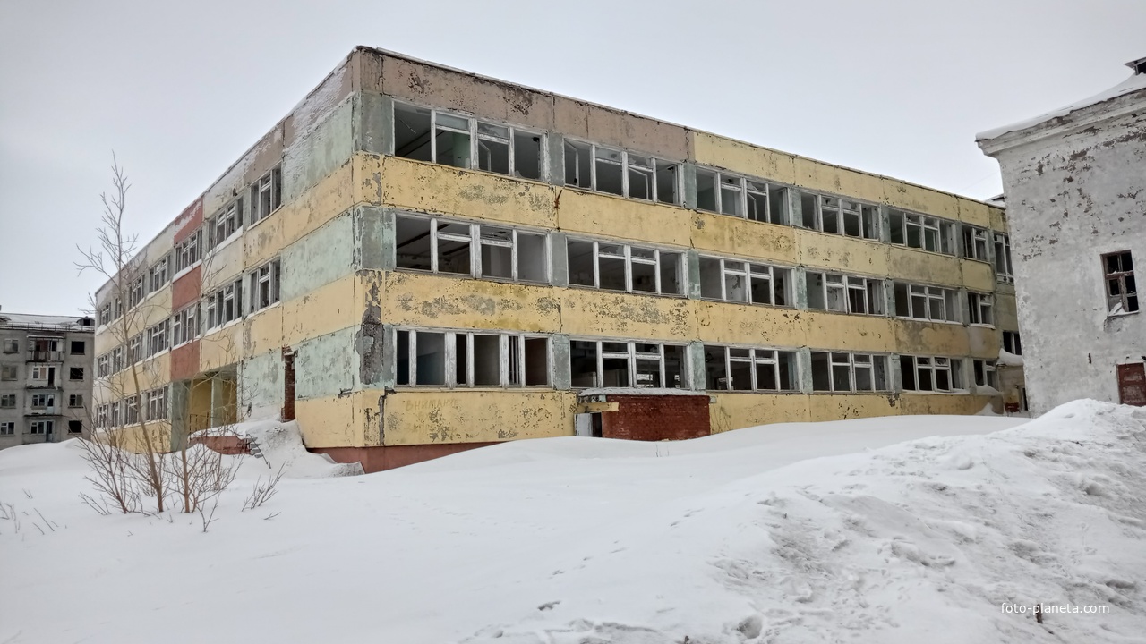 здание школы № 37 в пос. Цементнозаводский.