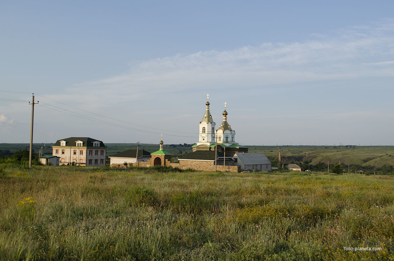 Свято-Троицкая церковь в ландшафте
