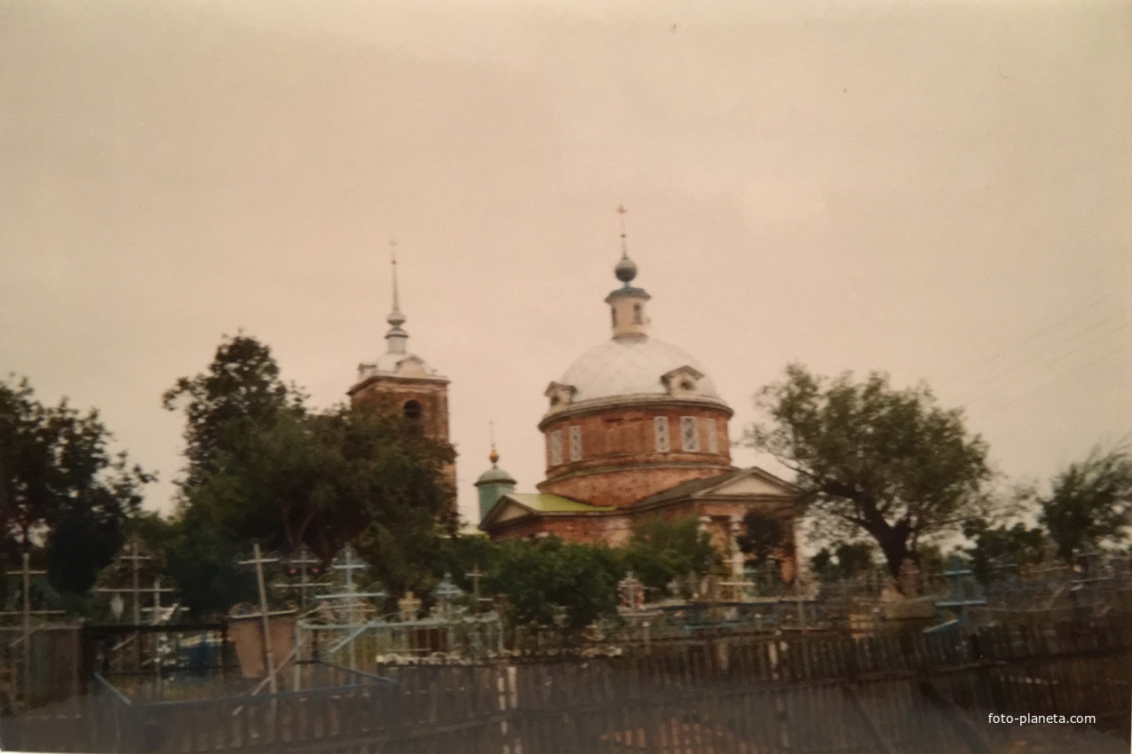 Храм Трёх Святителей у кладбища. В стадии возрождения 1994г.