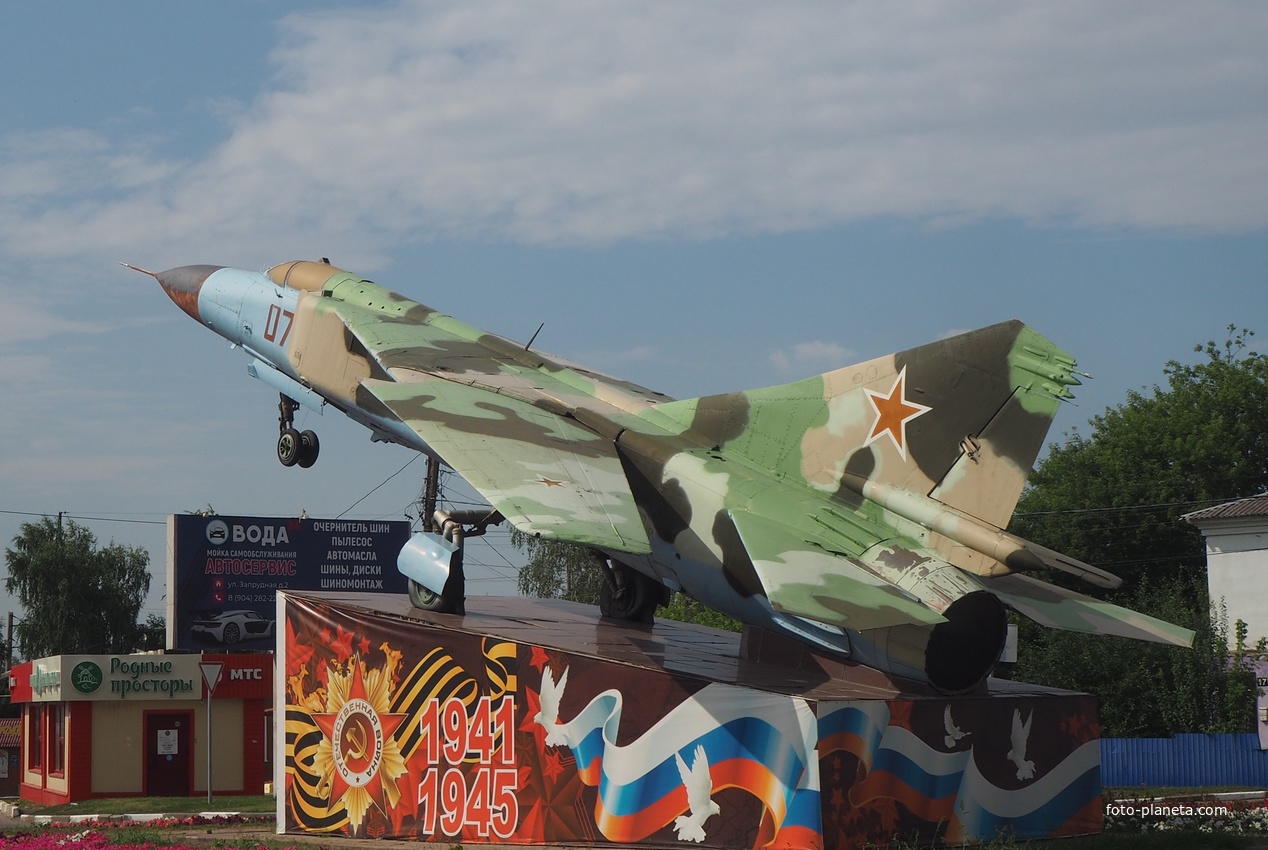 Памятник авиаторам, МИГ-23