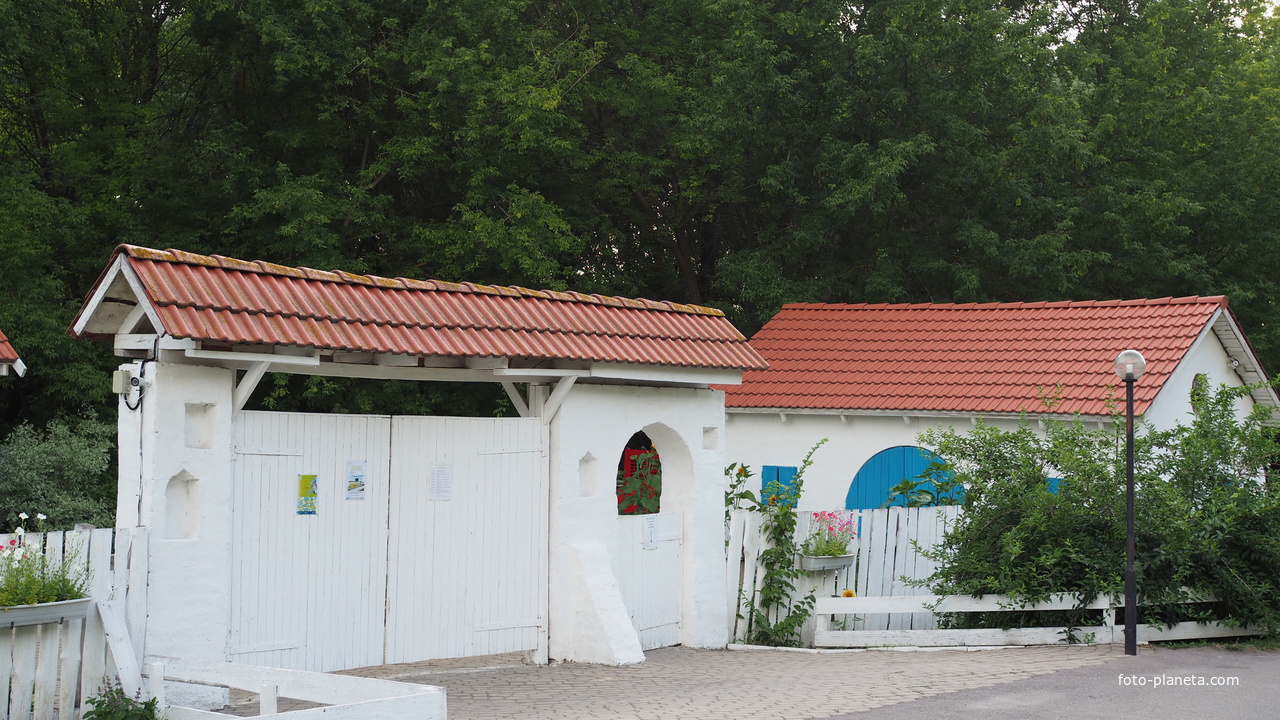 Ворота  комплекса Казачьего подворья