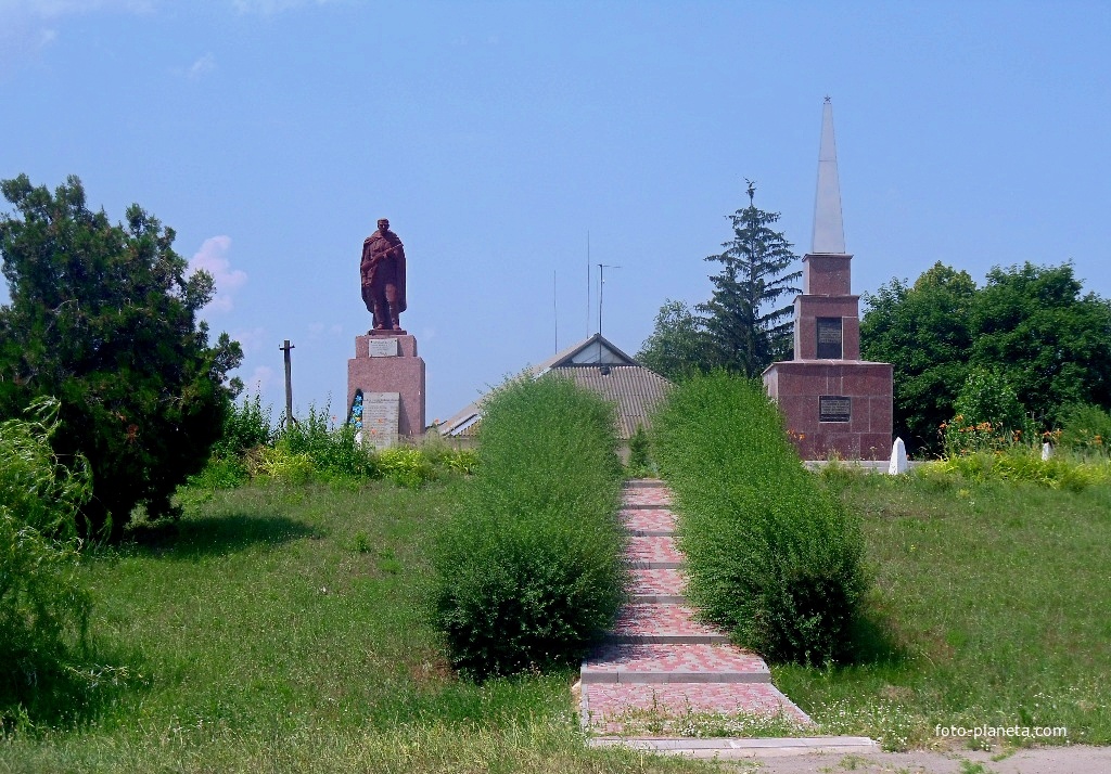 Братская могила советских воинов и памятник воинам-землякам