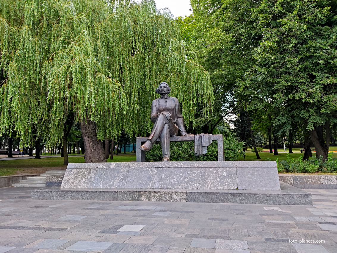 Памятник Максиму Горькому в парке М. Горького