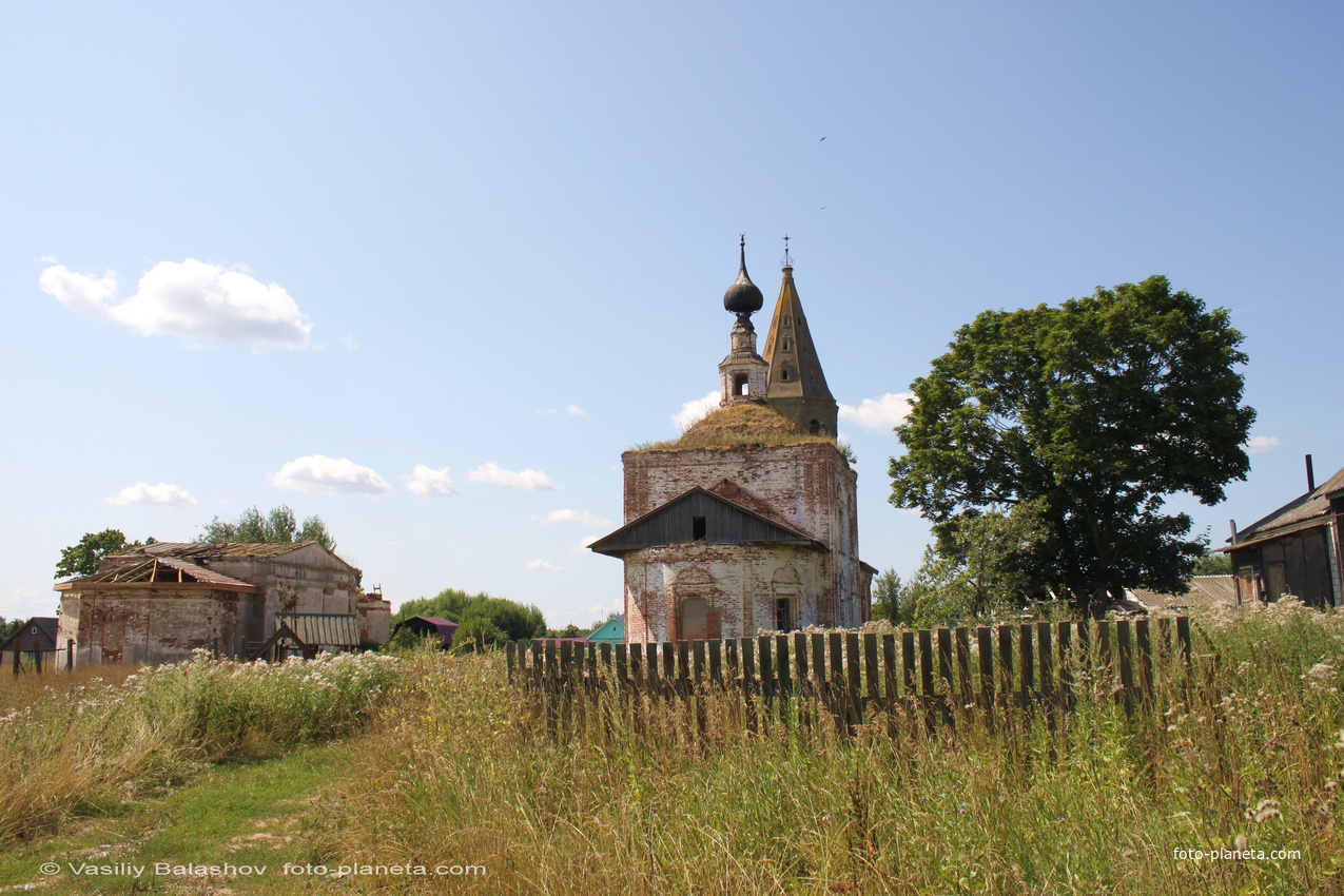 Никольская  (справа) и Скорбященская церкви в с. Большое Борисово