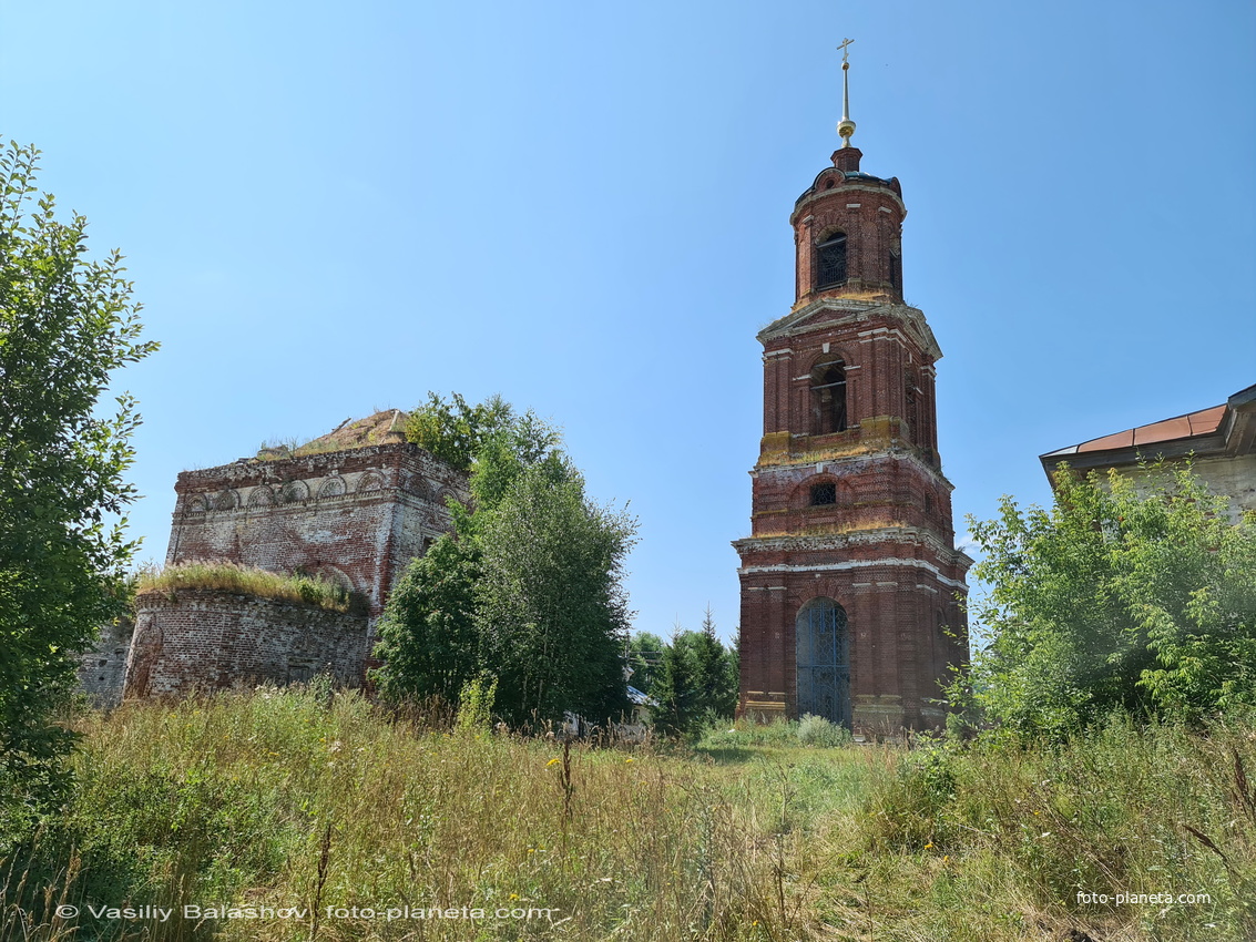 Никольская церкрвь (слева) в Торчино