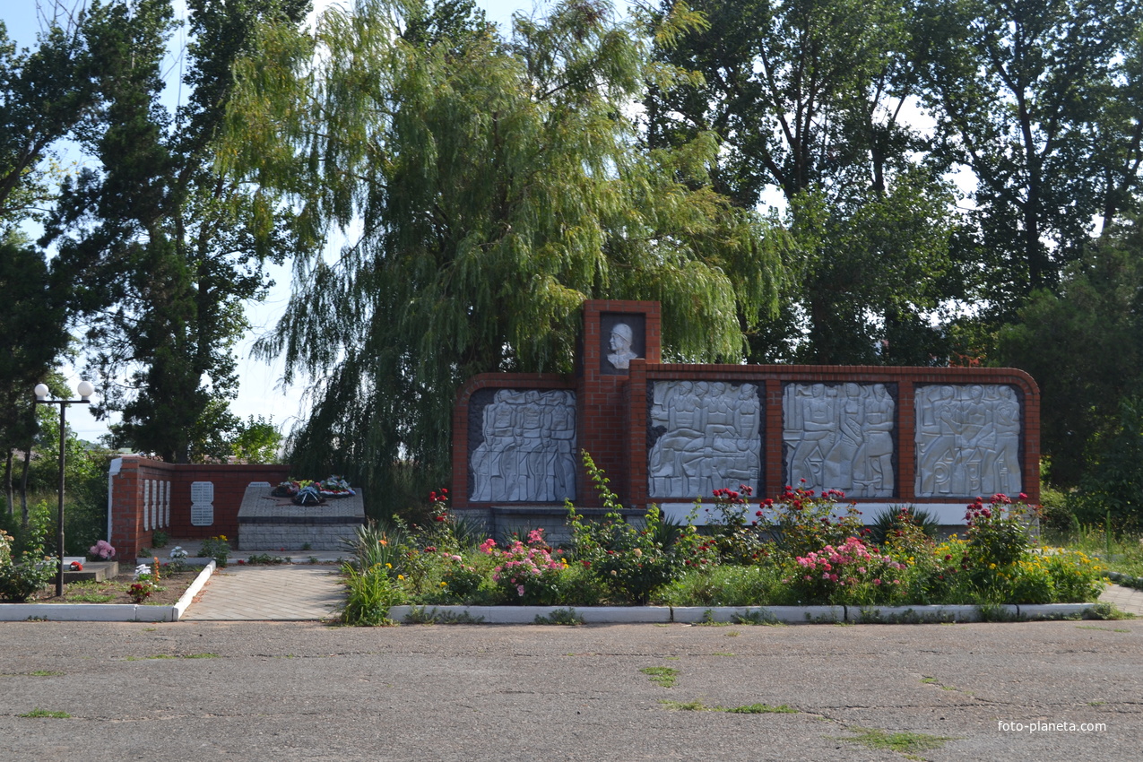 Братская могила советских воинов. Поселок Кучугуры