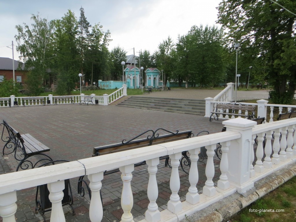 Набережная городского пруда