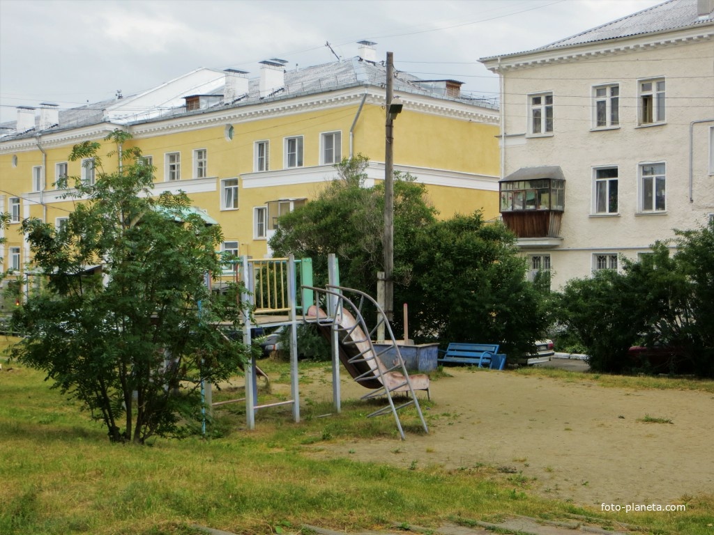 Детская площадка на улице Серова
