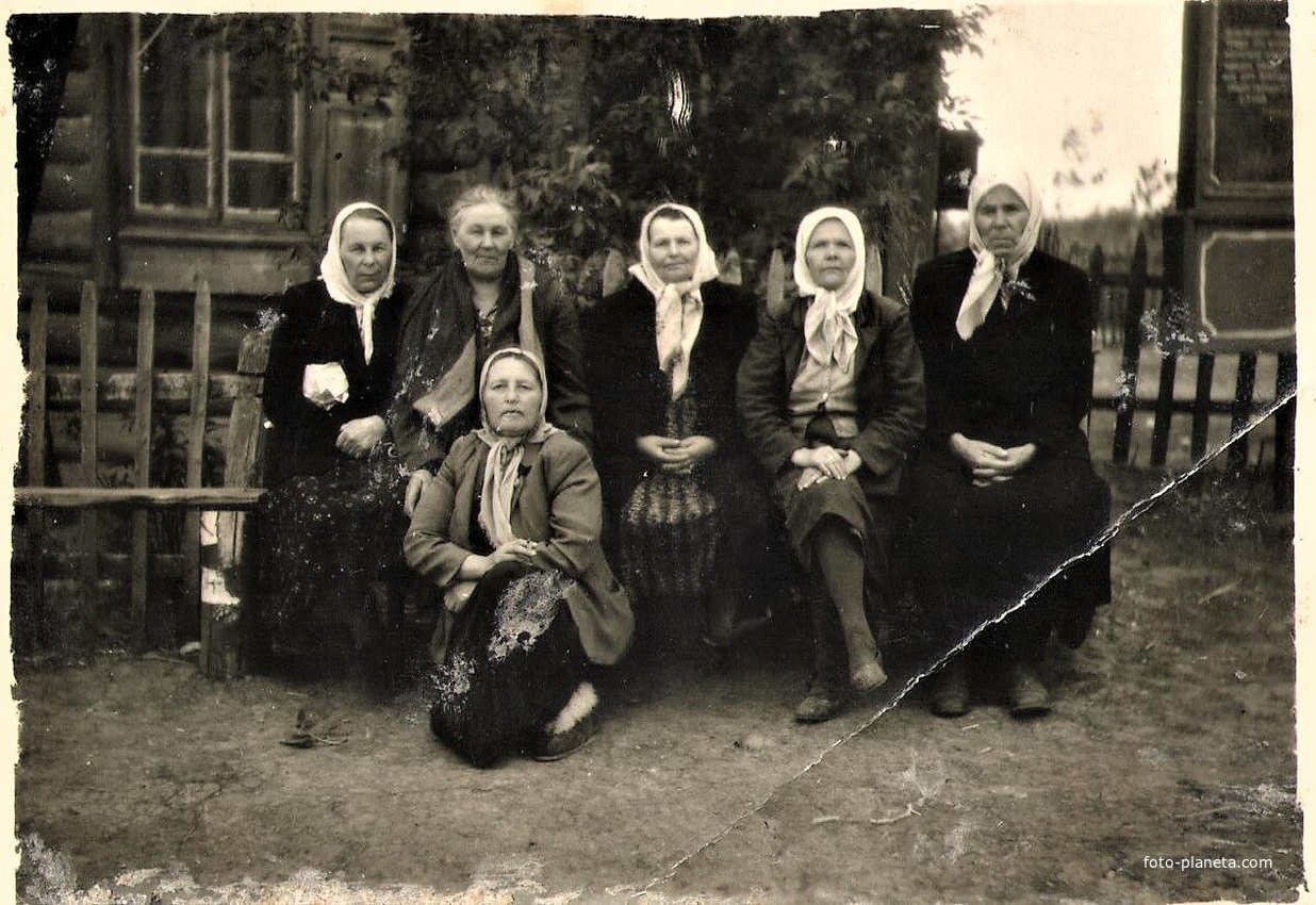 Группа пожилых женщин ,примерно конец шестидесятых начало семидесятых 20 века .Деревня Николаевка