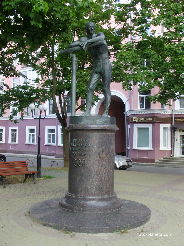 Памятник семикратному олимпийскому чемпиону гимнасту Николаю Андрианову в Андриановском сквере
