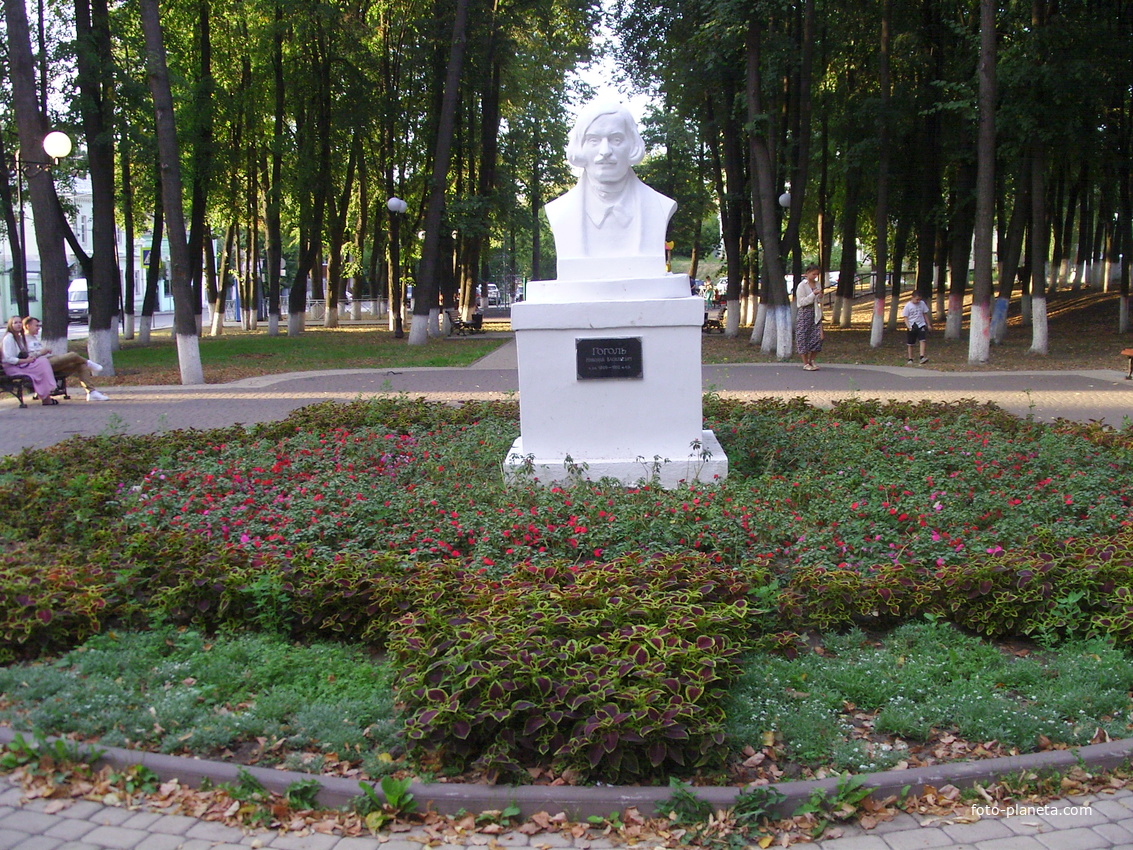 Бюст Н.В. Гоголя в Никитском сквере