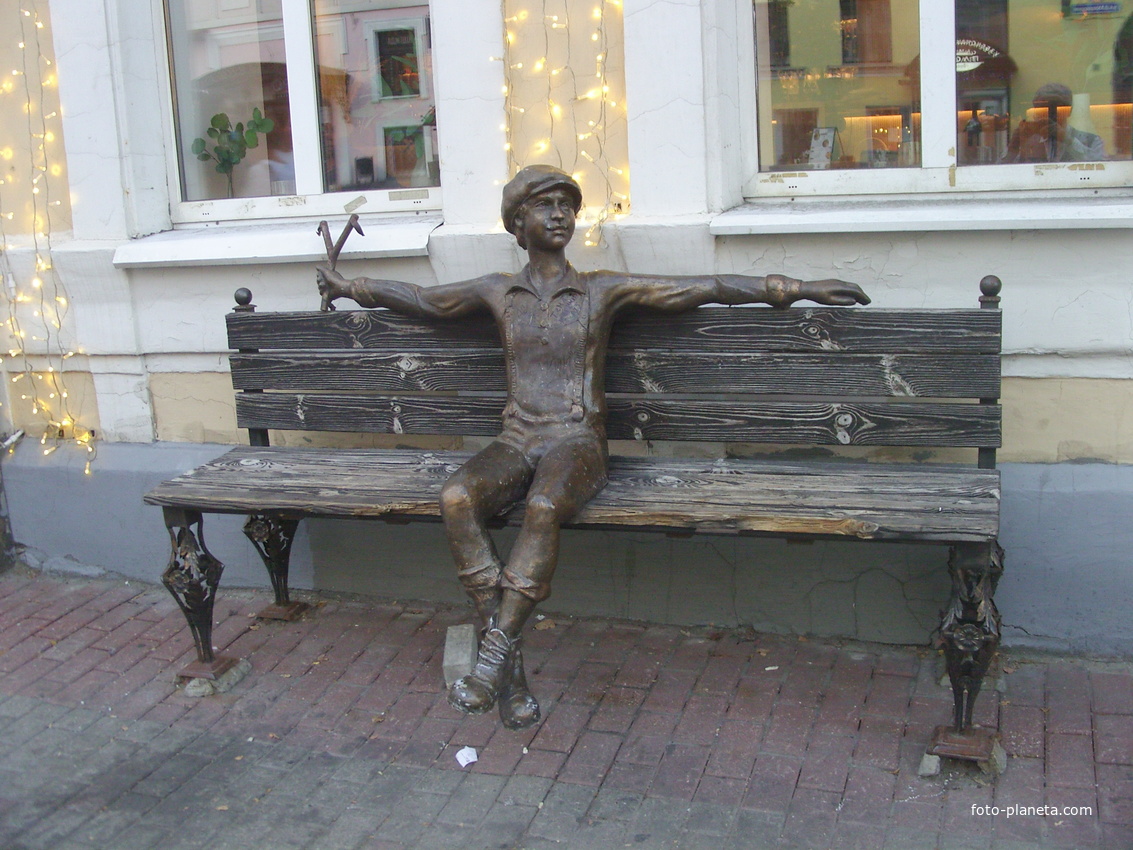Скульптура мальчика с рогаткой около дома №15 по ул. Большая Московская. Автор - скульптор Михаил Блинов