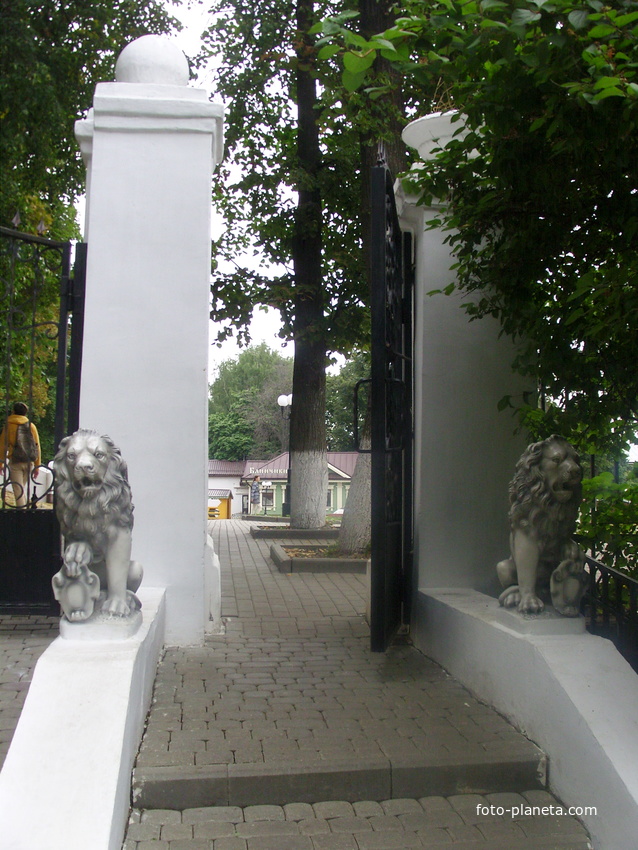 Скульптуры львов у входных ворот в Патриарший сад на Спасском холме