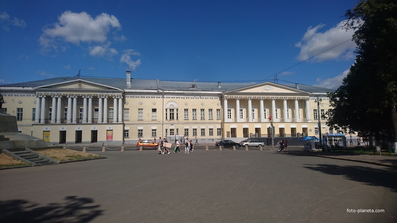 Центр культуры и искусства на Соборной площади (бывший Дом офицеров, ещё ранее - здание Дворянского собрания Владимира)