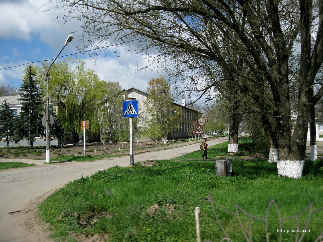 Вид на пристройку к СШ-8 и участок автодороги, ведущей на выезд из села в направлении г.Благодарного.