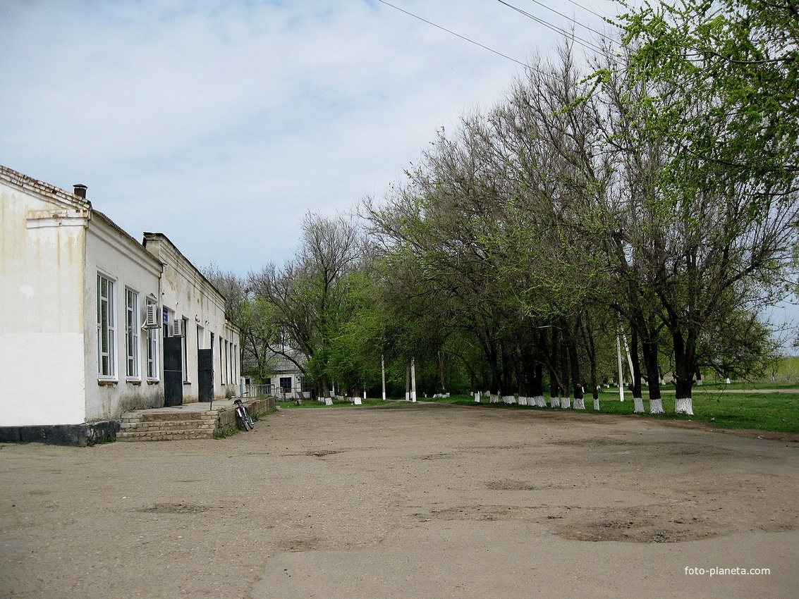 Площадь перед магазинами местного СельПО (которые слева в кадре).