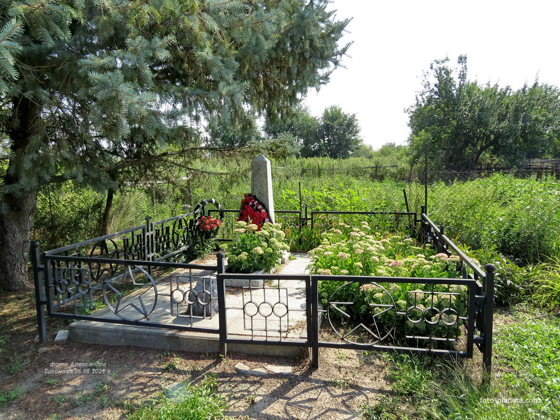 Братская могила воинов, павших в боях лета 1942 года на земле частного домовладения по адресу ул Московская, 58
