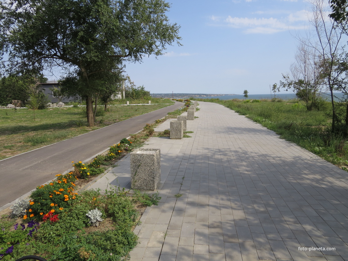 Приморский парк - велосипедная и пешеходная дорожки вдоль берега в Приморском парке.