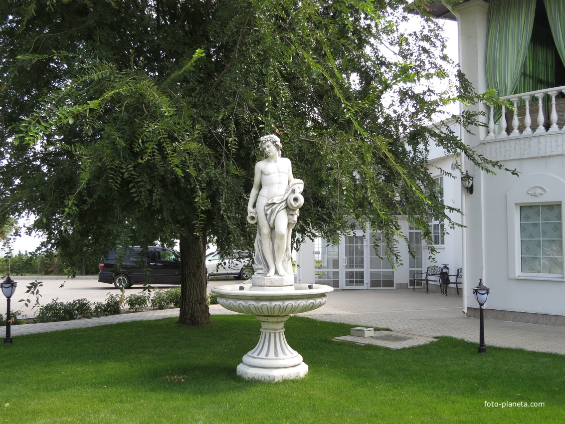Мужская скульптура в Приморском парке.