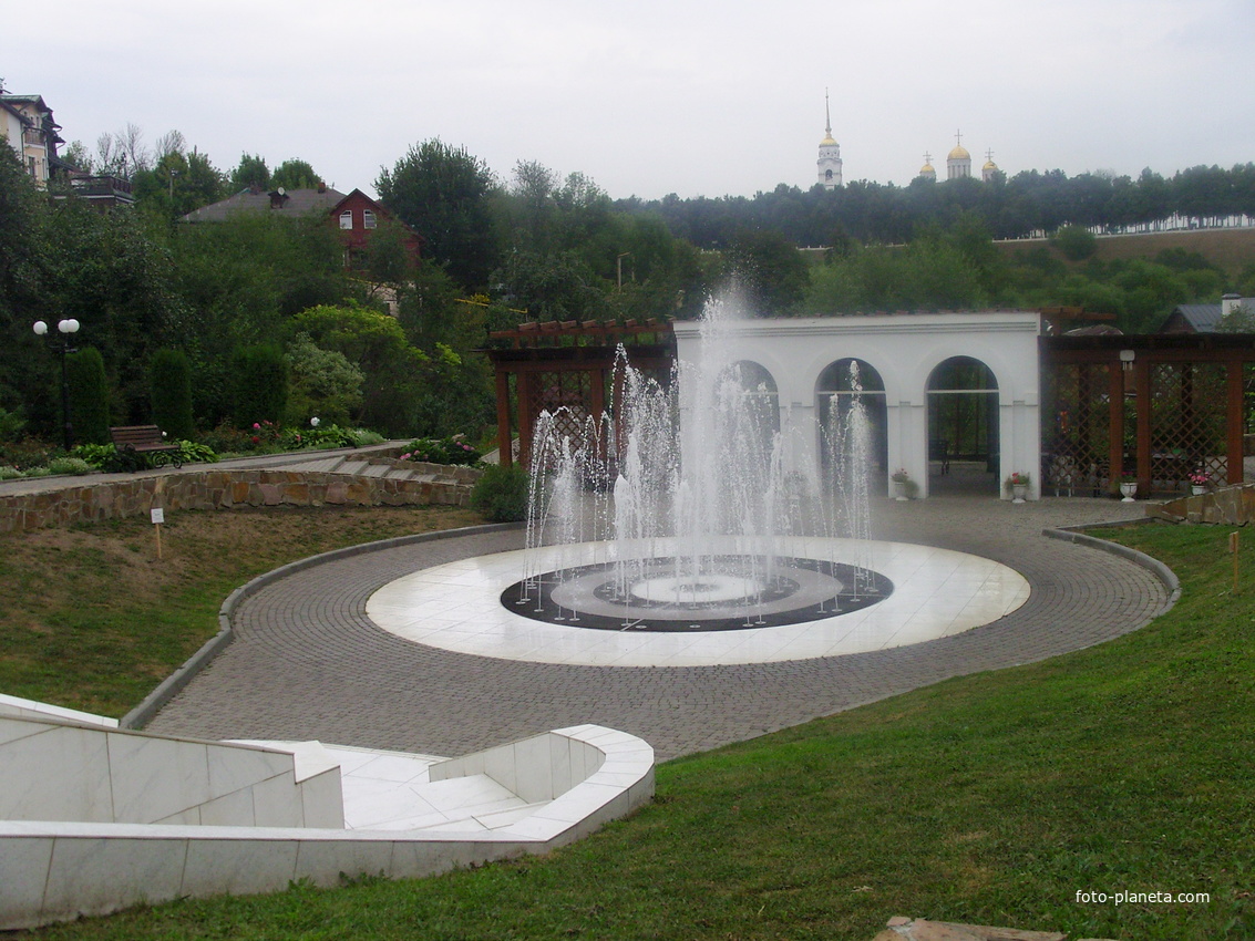 Станция юных натуралистов «Патриарший сад». Фонтан и крытая площадка для банкетов