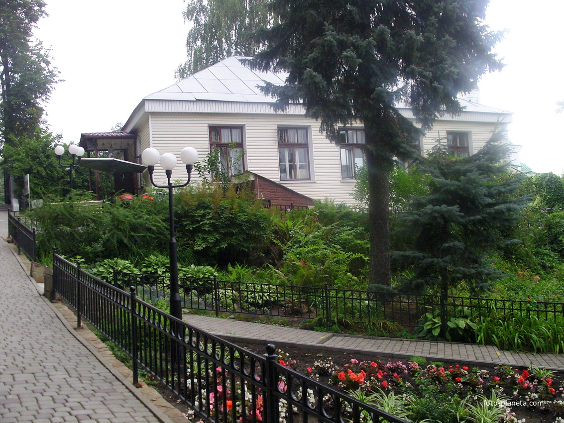 Станция юных натуралистов «Патриарший сад». Административное здание у входа