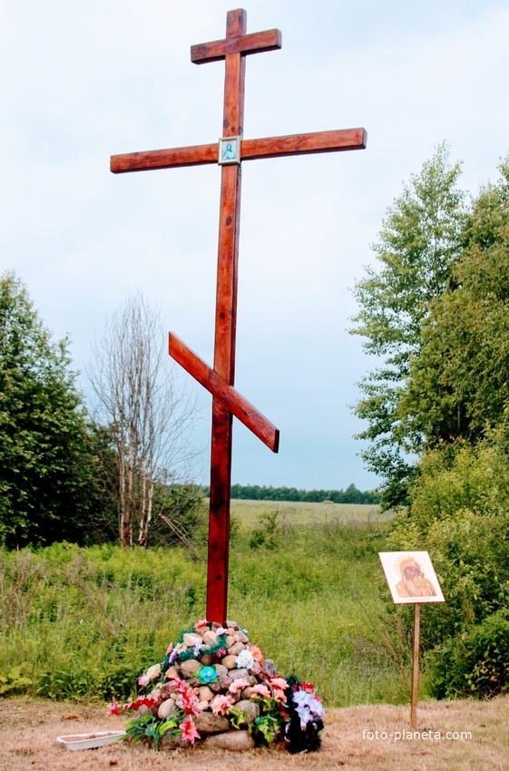 Поклонный крест у въезда в д. Корницы Бежецкого района
