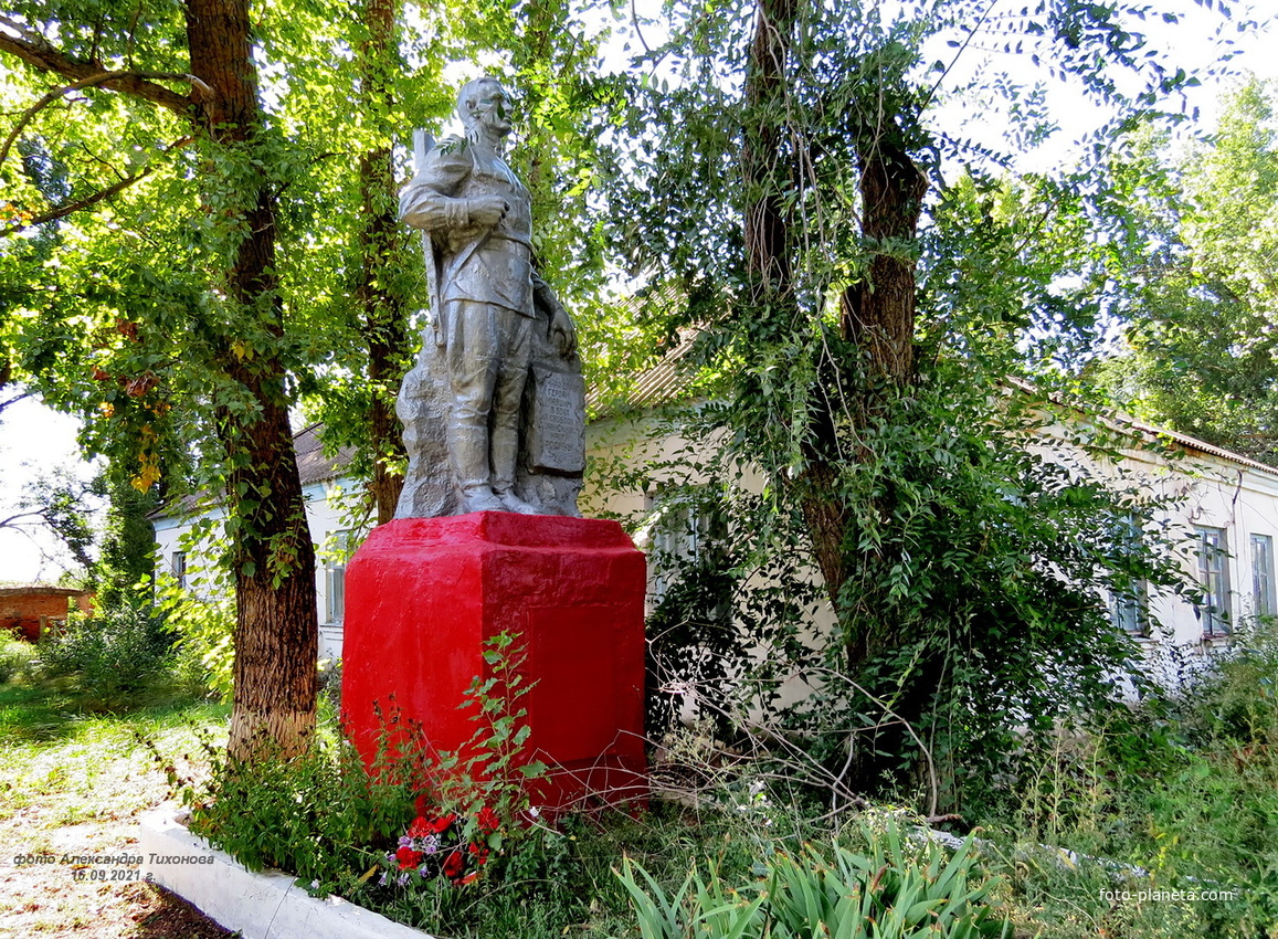 Братская могила воинов ВОВ, памятник павшим воинам.