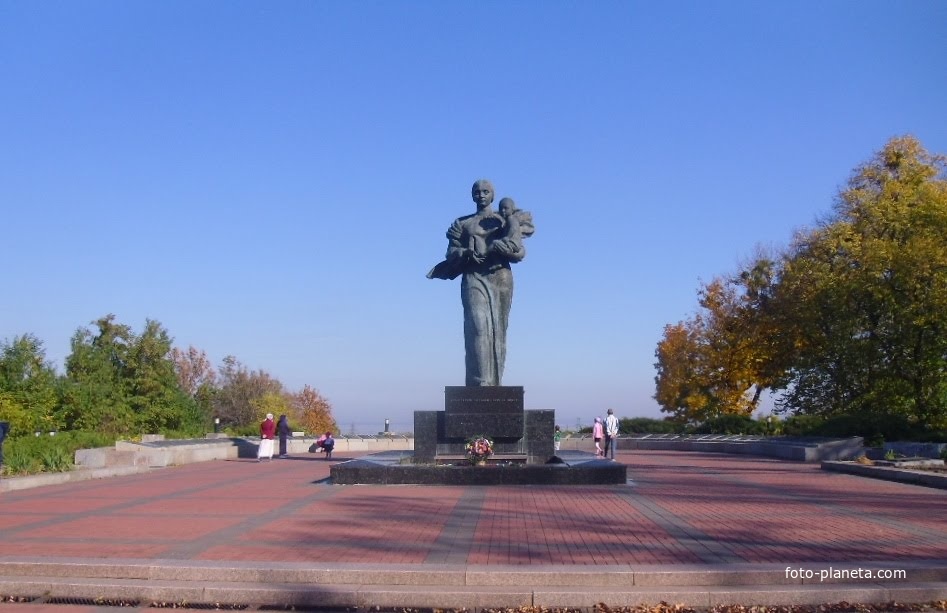 Братская могила и памятник воинам, которые погибли во время освобождения Канева.
