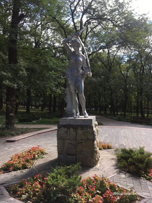 Статуя «Раненая амазонка» Пантелеимоновского парка (молодой части Курортного парка).