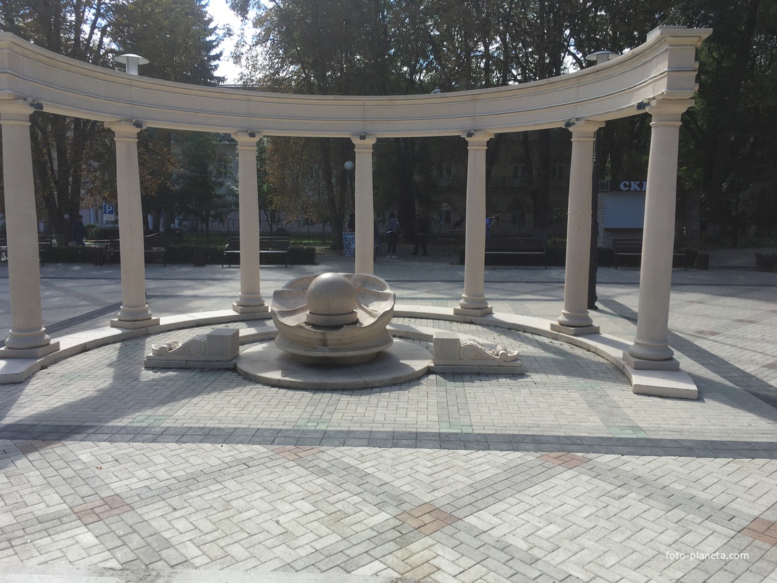 Декоративная полукруглая колоннада вокруг фонтана в виде жемчужины внутри ракушки в зоне партера перед Курортным парком (вход со стороны ул. Семашко)