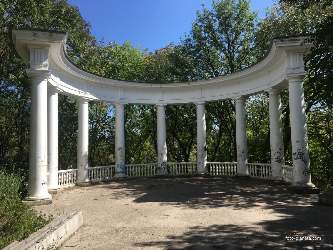 Курортный парк Ессентуков (верхняя часть). Смотровая площадка Ореанда в виде полукруглой колоннады (точная копия крымской).