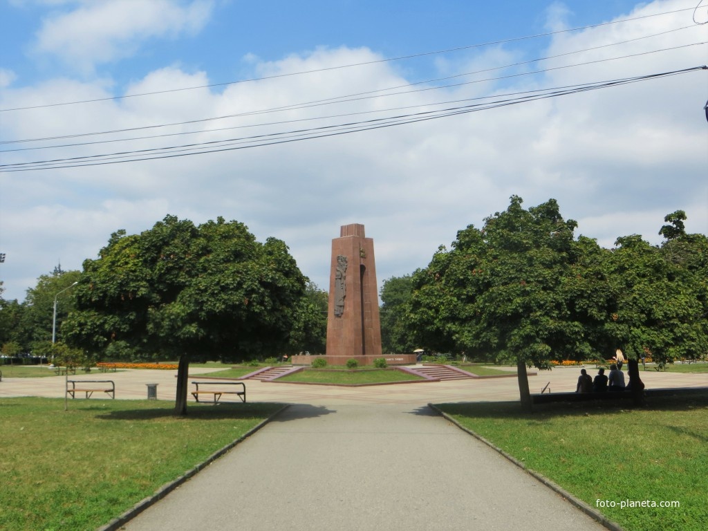 Памятник ВОВ в сквере Горького