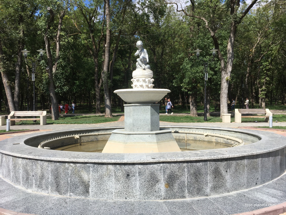 Статуя &quot;Грозящий Амур&quot; Этьена Мориса Фальконе перед Верхними (Николаевскими) минеральными ваннами в Курортном парке