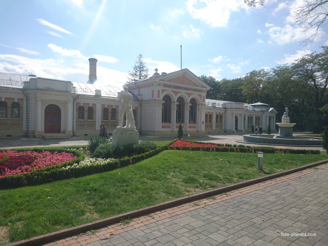 Комплекс Верхних (Николаевских) минеральных ванн с цветником и скульптурами в Курортном парке