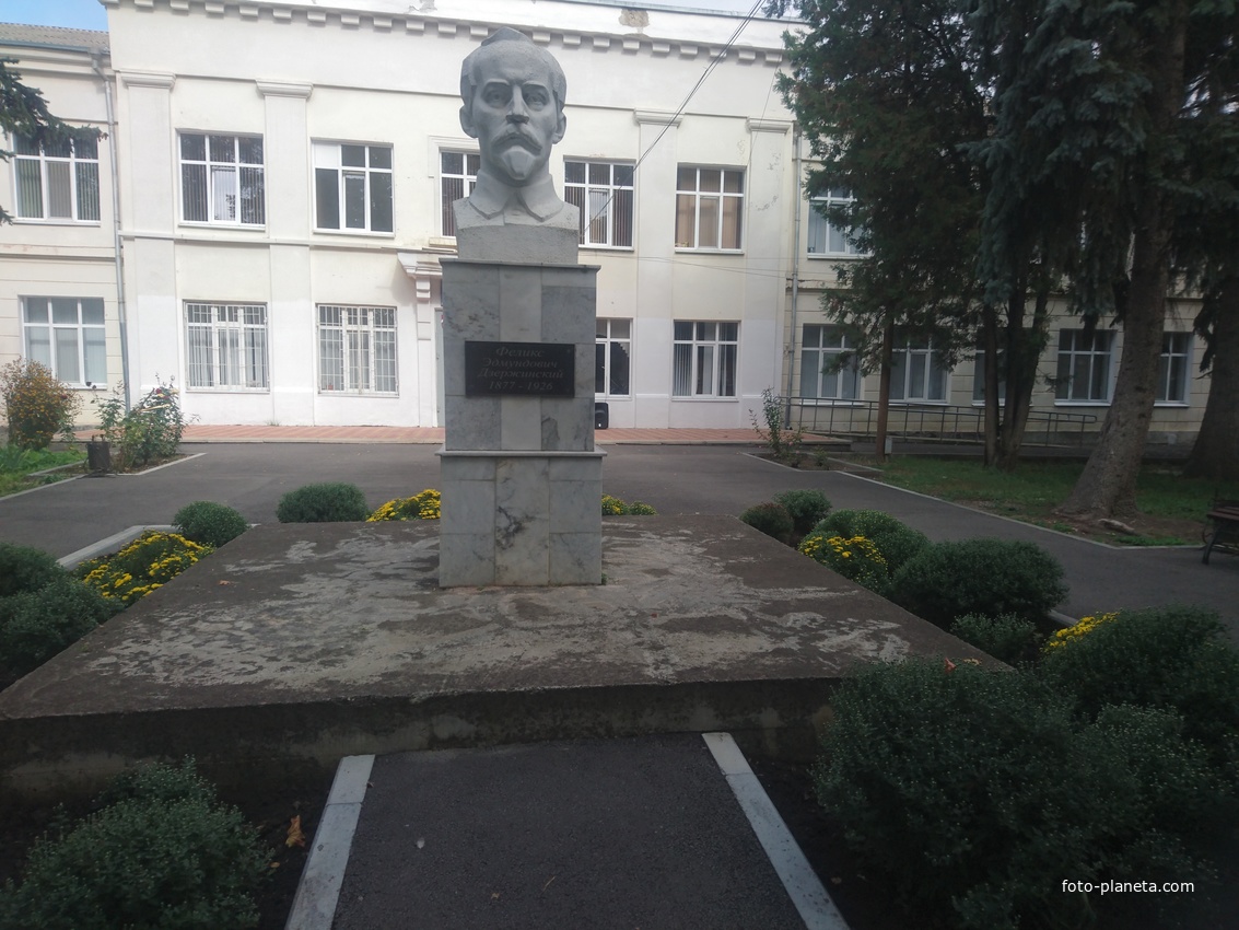 Памятник Ф.Э. Дзержинскому на территории школы по ул. Гагарина