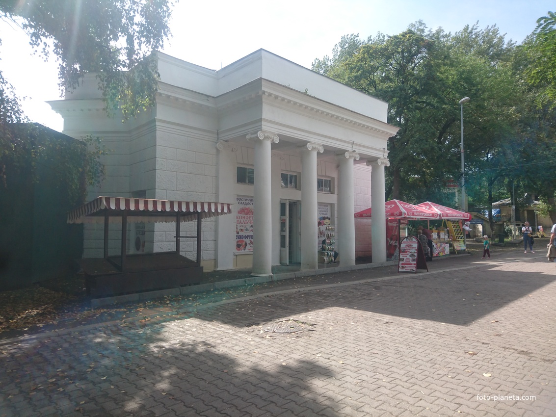Магазин конфет по Красноармейской ул. 6 у Нижних минеральных ванн Курортного парка