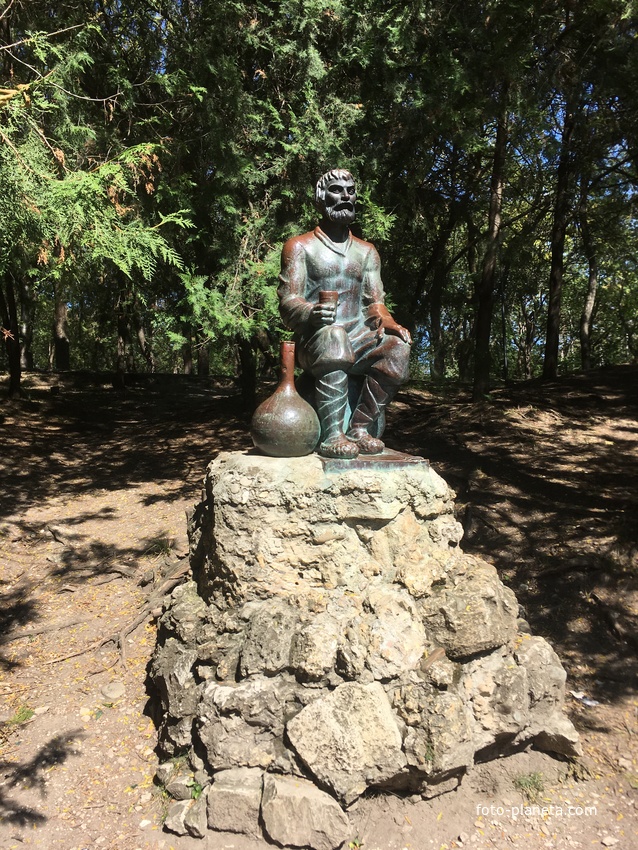 Скульптура &quot;Мужичок с кувшином&quot; на Воронцовской аллее Курортного парка