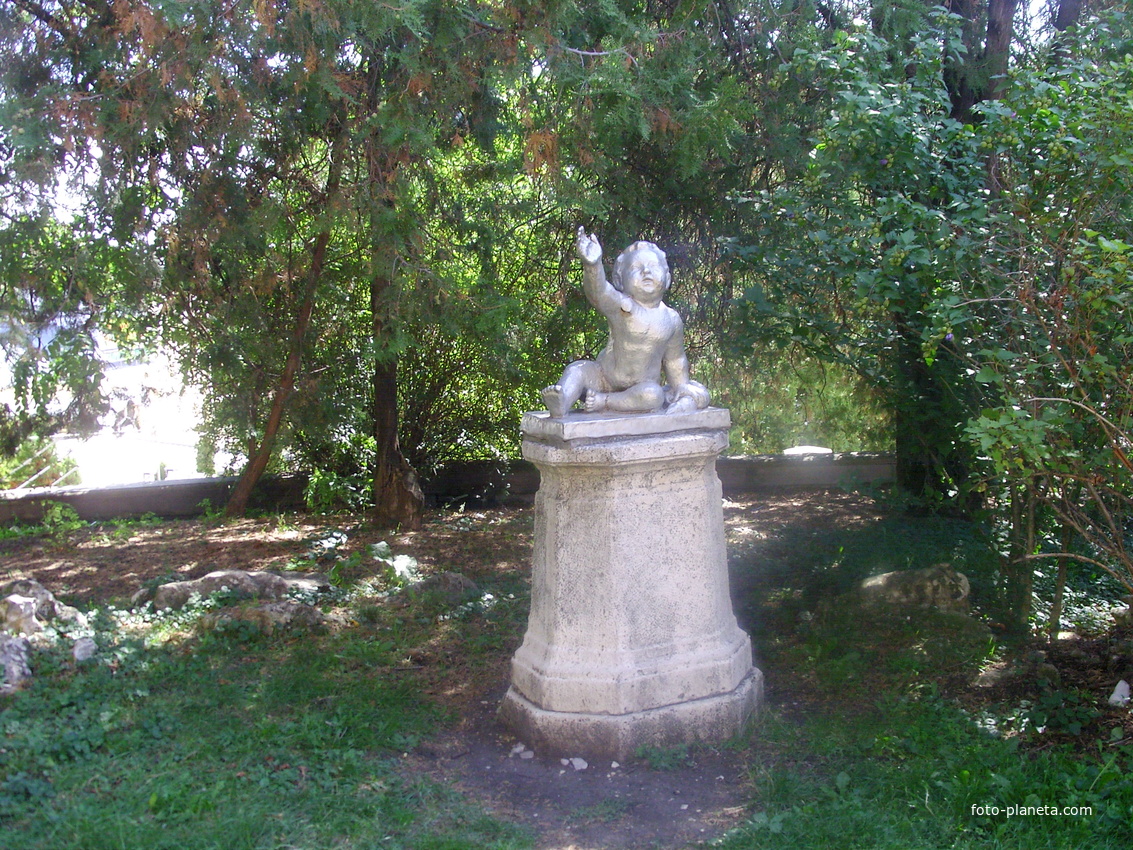 Скульптура &quot;Мальчик с голубем&quot; около входа в Курортный парк со стороны Театральной площади