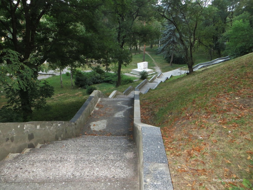 Лестница к памятнику