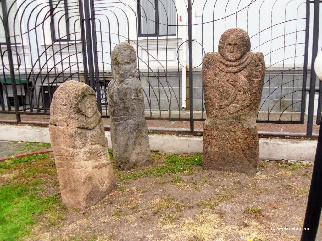 Скифские бабы на территории обласного краеведческого музея.