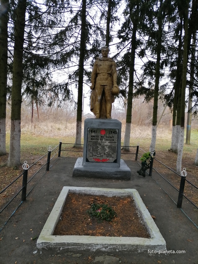 Памятник павшим советским воинам. Село Коровье Болото