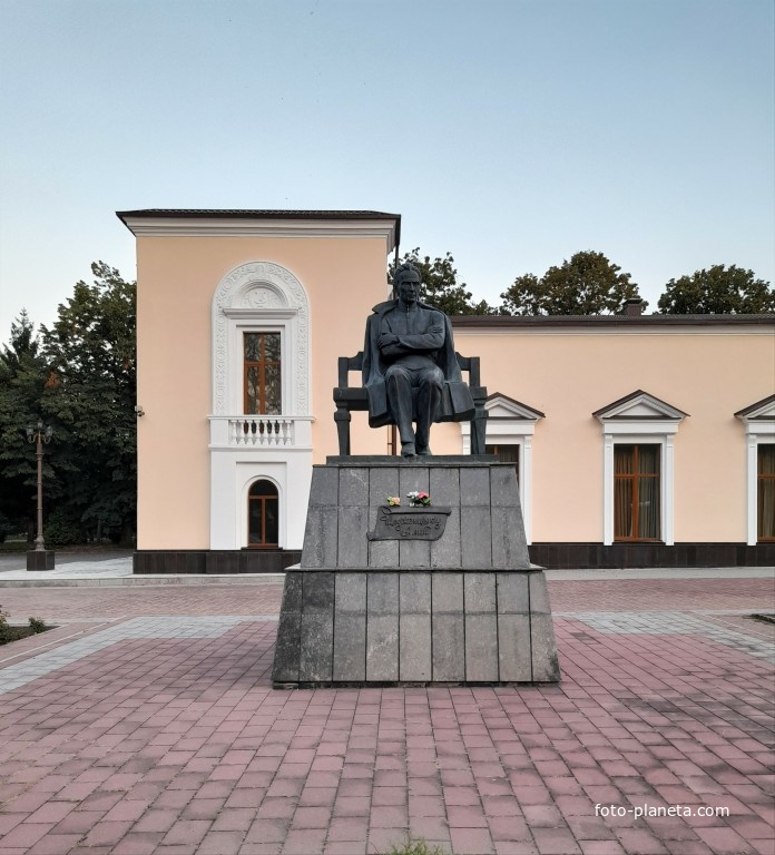 Памятник Шогенцукову
