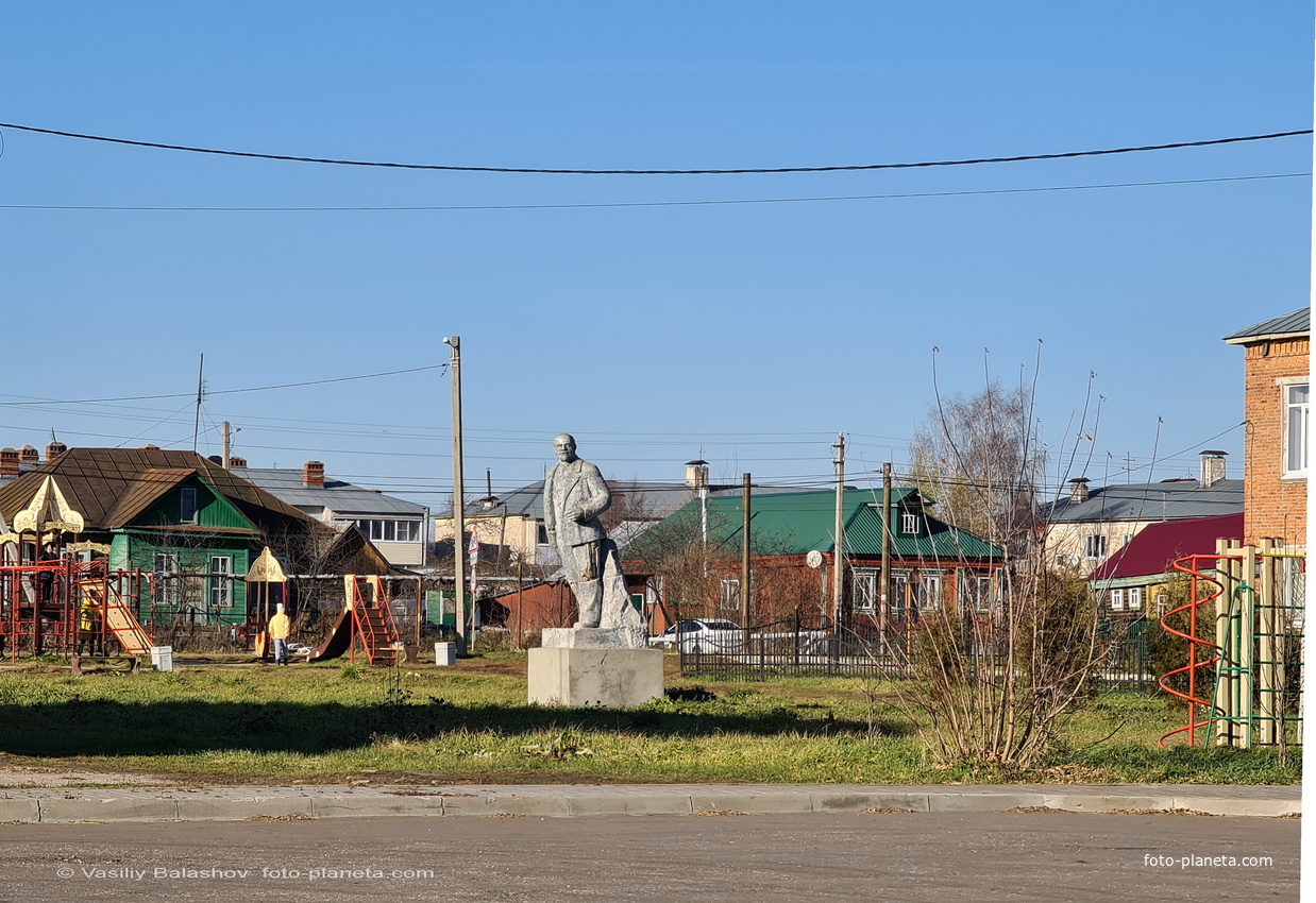 Памятник В.И. Ленину около школы им. В.А. Солоухина