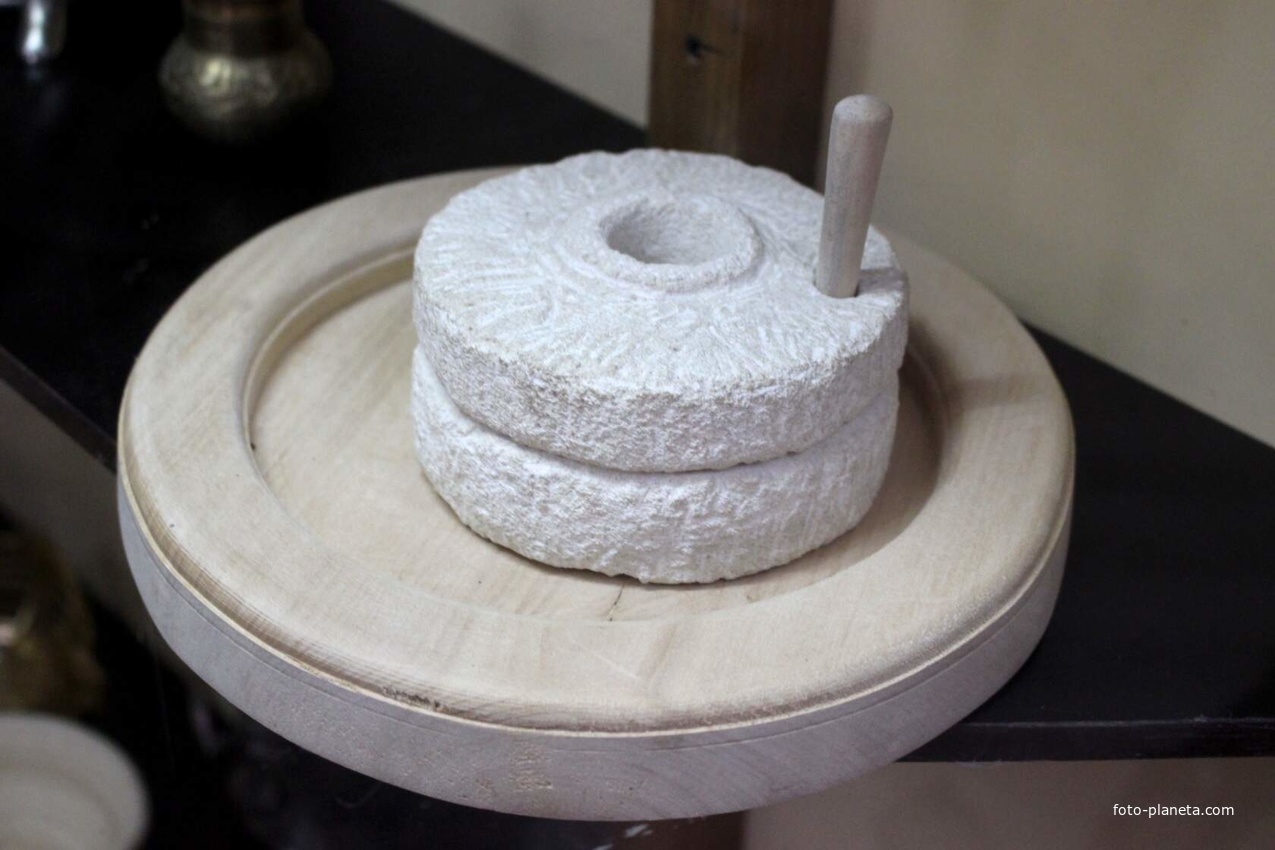 В музее хлеба и вина.