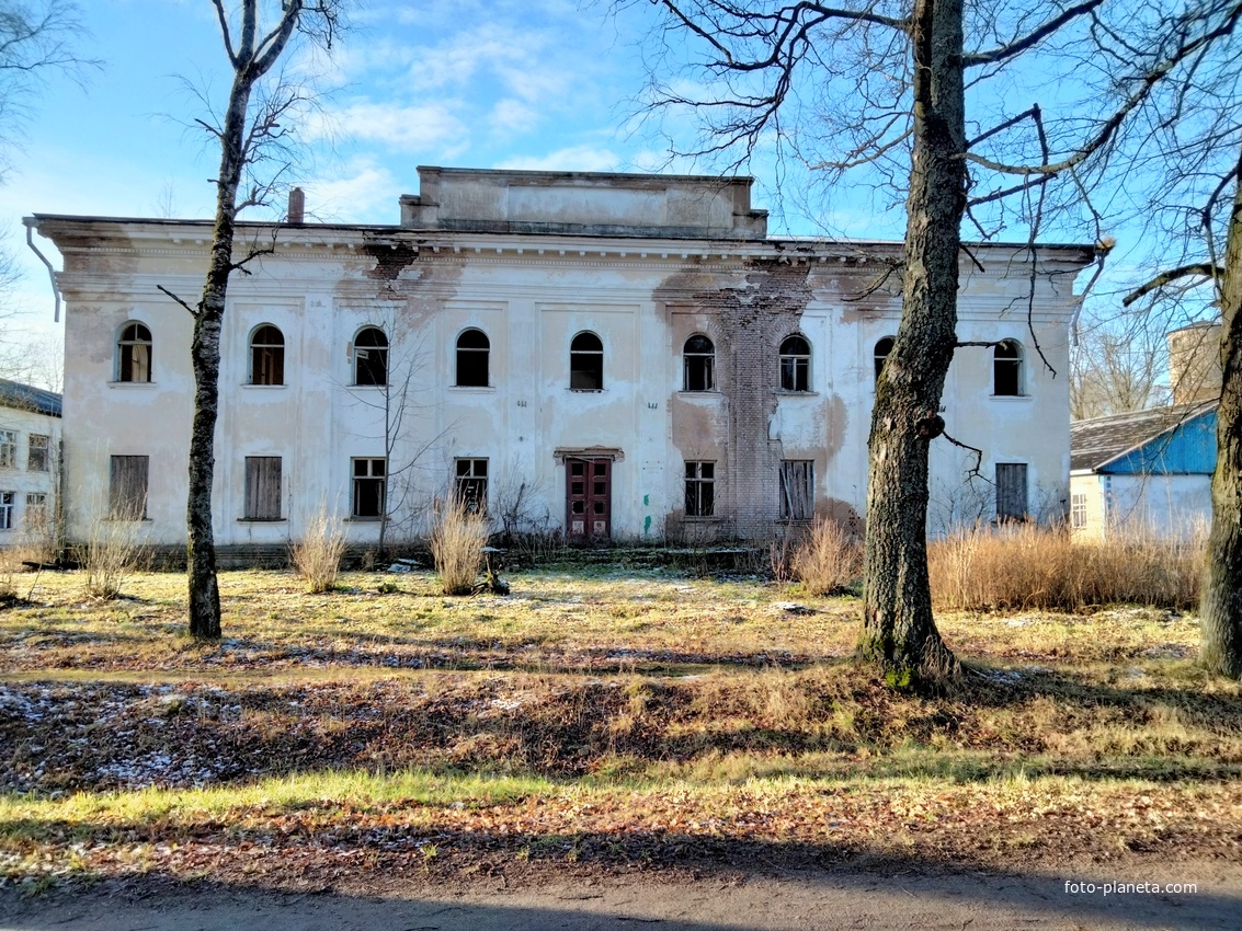 деревня Луковниково, здание школы