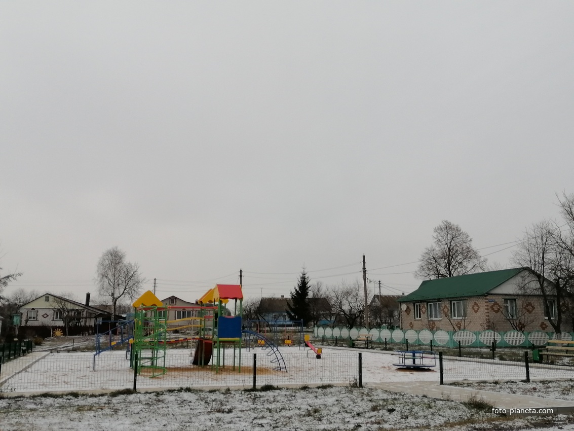 Детская площадка в деревне Стрелецкая.